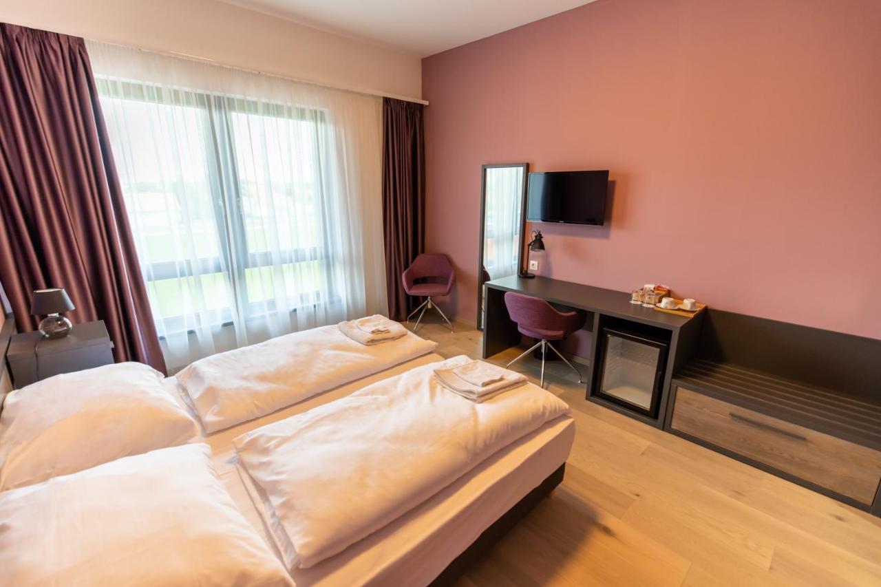 A22 Hotel Gyál エクステリア 写真